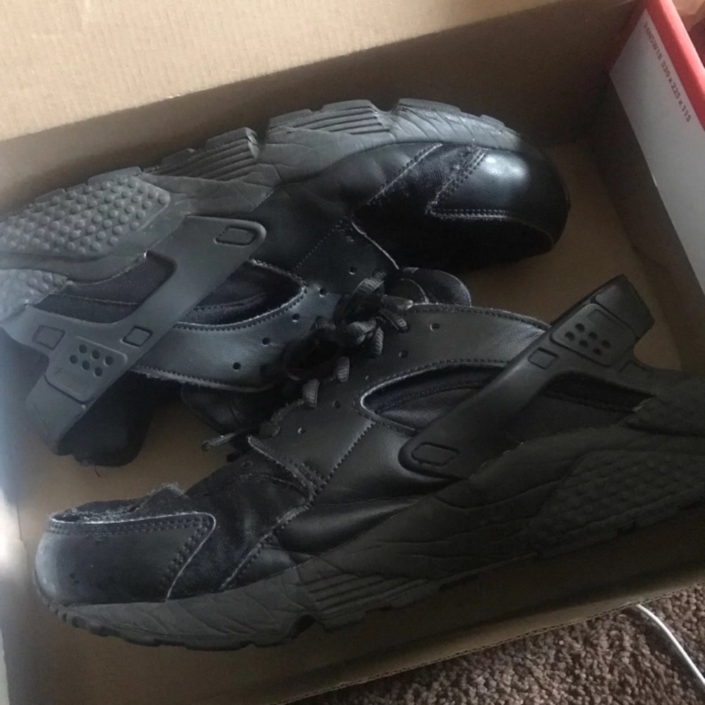 All black nike huaraches